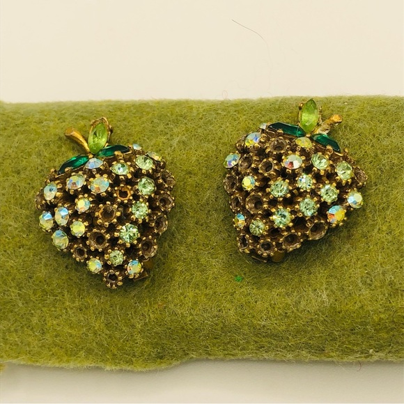 Vintage Clip on Earrings - Picture 2 of 6